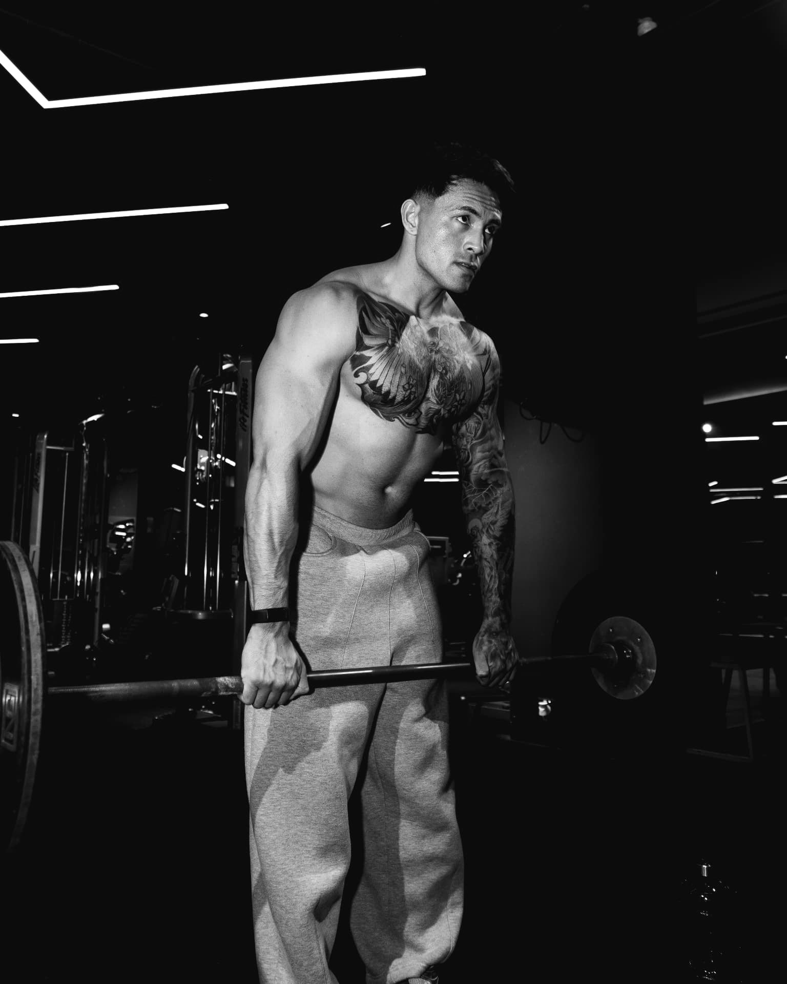 Craig O’Meara lifting a barbell in the gym, photographed in black and white
